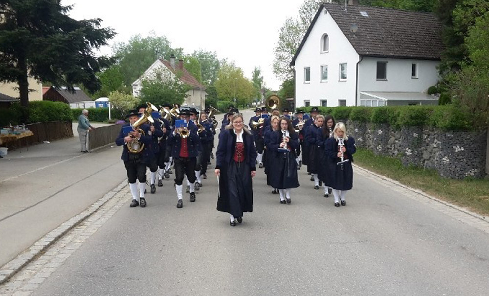 Musikkapelle marschiert durch Klosterbeuren. Danke dem Förderverein